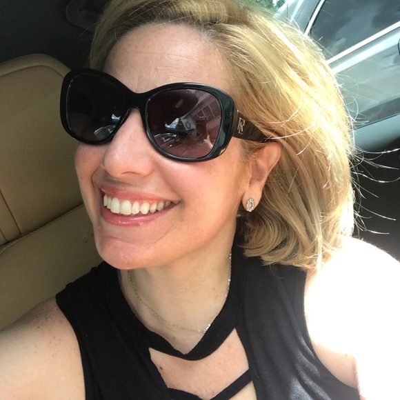 Meet your Posher, Deborah - Picture 2 of 5